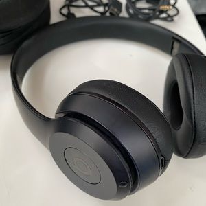 Beats Solo3 wireless on-ear headphones matte black